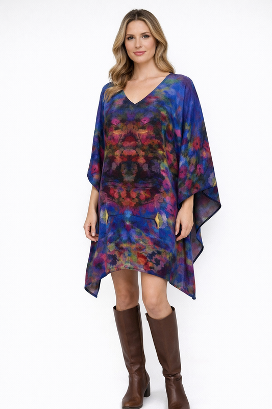 A modern kaftan in breathable Merino wool with an artistic digital print.