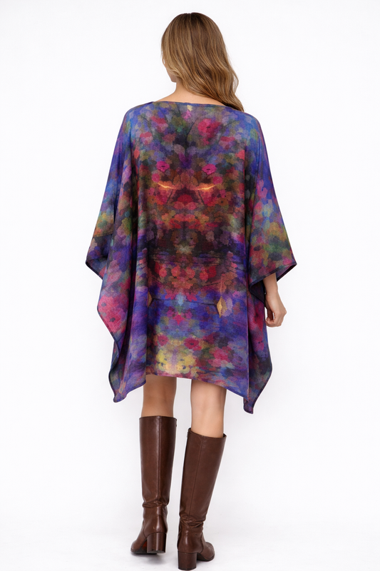 A modern kaftan in breathable Merino wool with an artistic digital print.
